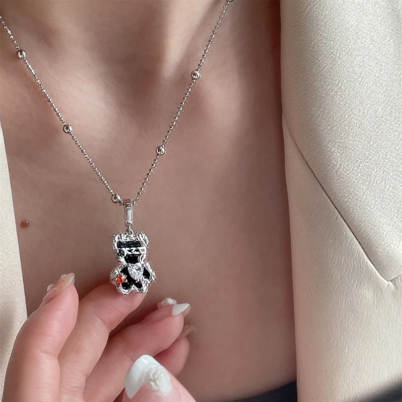 

Luxury Fashion Silver Love Silver Edge Black Bear Hollow Pendant Micro Set Zircon Jewelry Pendant Only