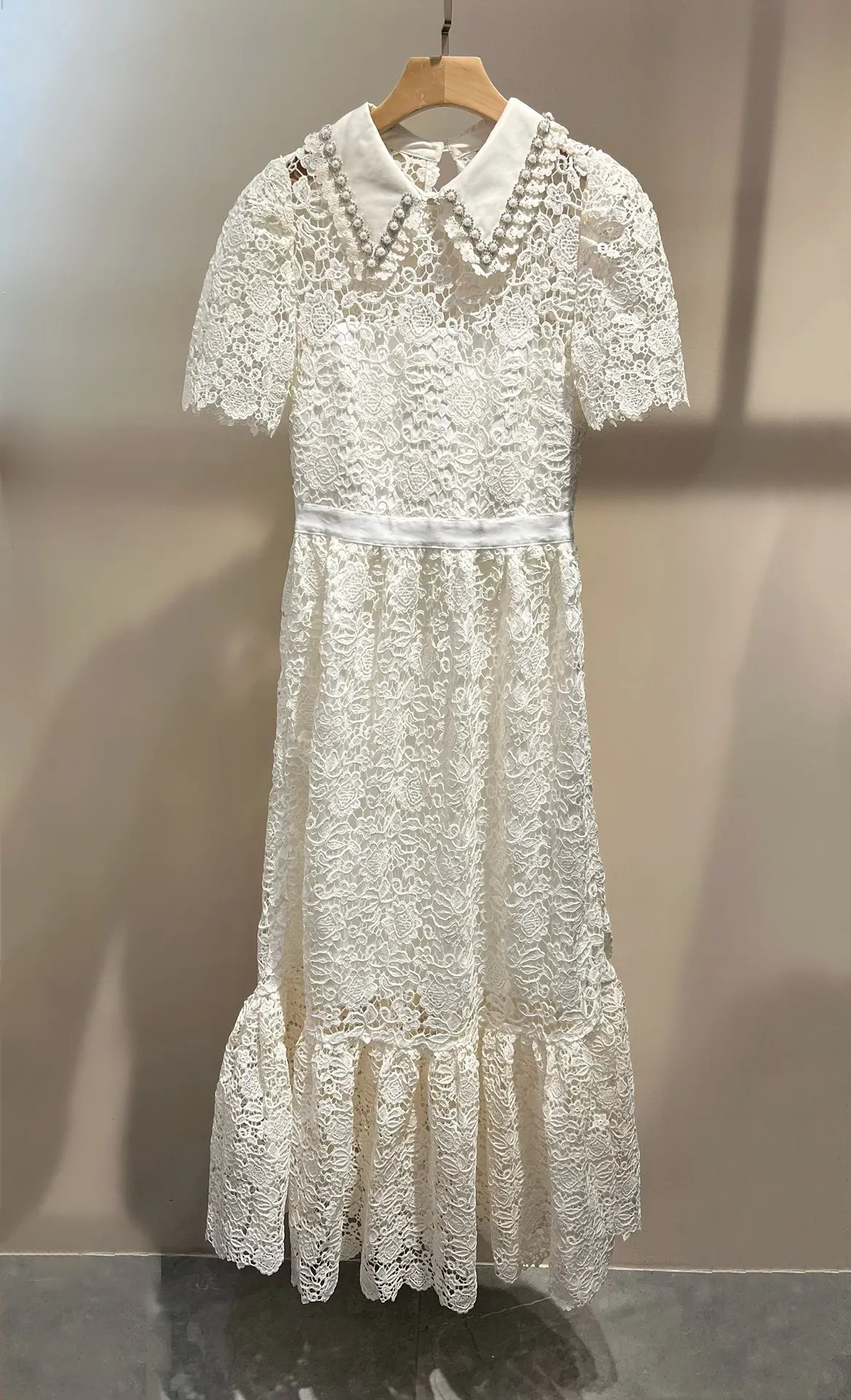 

The new girl dress is delicate and fashionable