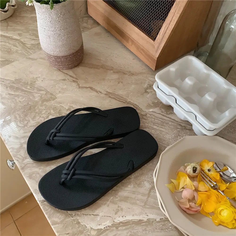 Korean style ins fashion casual flip-flops female summer wear non-slip bath flip-flops sandals beach shoes
