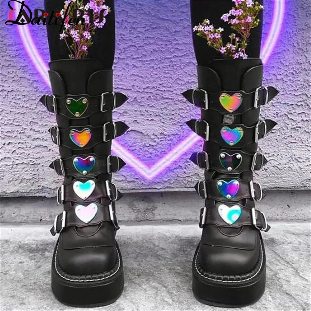 

Женские ботинки на танкетке Daitifen, черные ботинки в стиле панк/готика/Лолита, обувь на платформе с пряжкой в форме сердца для косплея, большие...