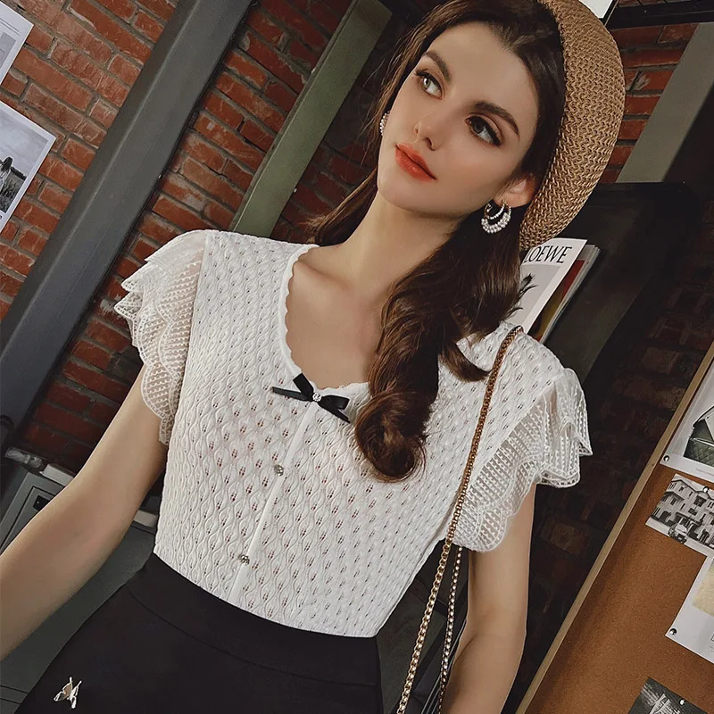 Женская футболка с V-образным вырезом на пуговицах |