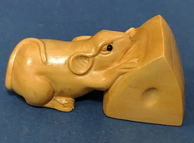 

Z1062 - 2" Hand Carved Boxwood Netsuke Figurine Carving : Mouse and Cake