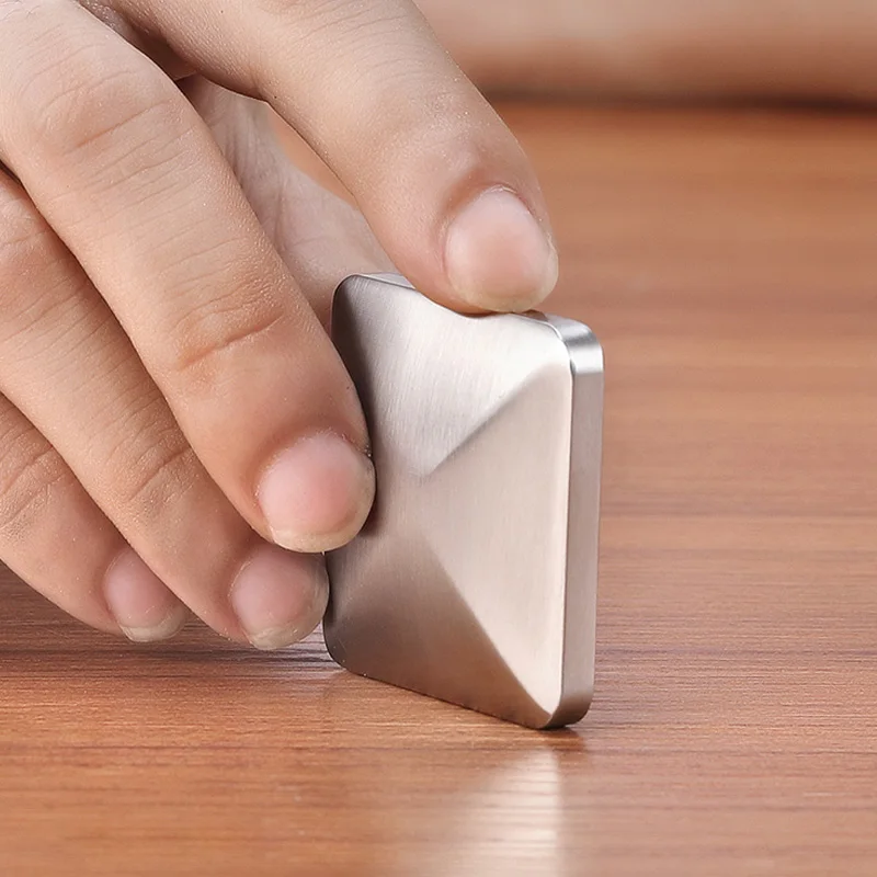 

Online celebrity Tik Tok toys with desktop flip decompression artifact