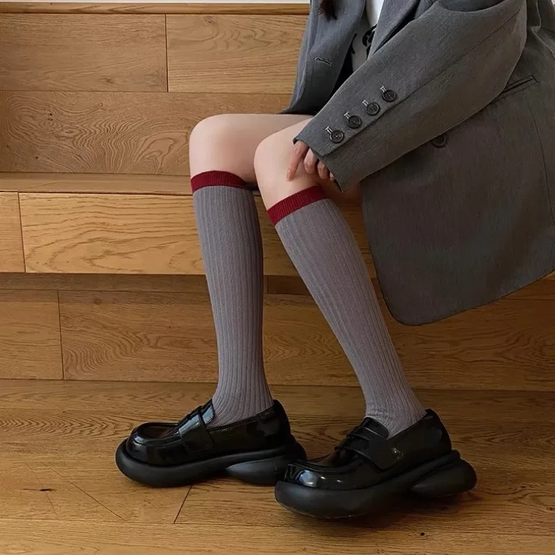 Двухцветные носки до середины икры в гребнем стиле. Милые британском стиле с