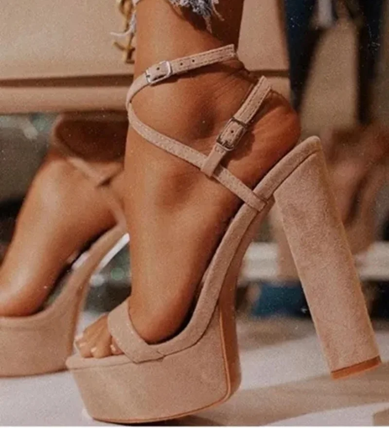 

Женские замшевые босоножки на квадратном каблуке, с ремешком и двойной пряжкой