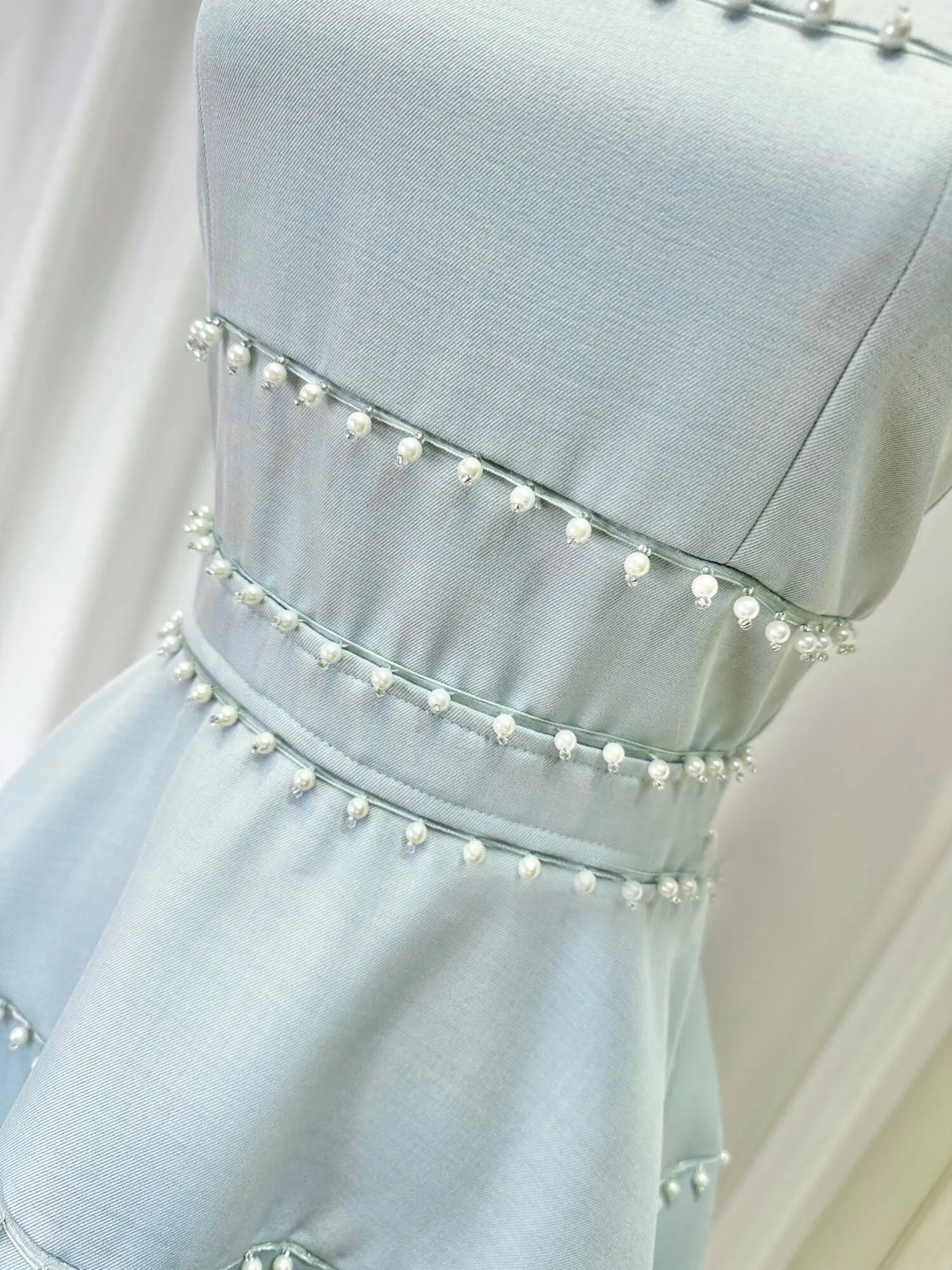 Женское длинное платье без рукавов с открытыми плечами