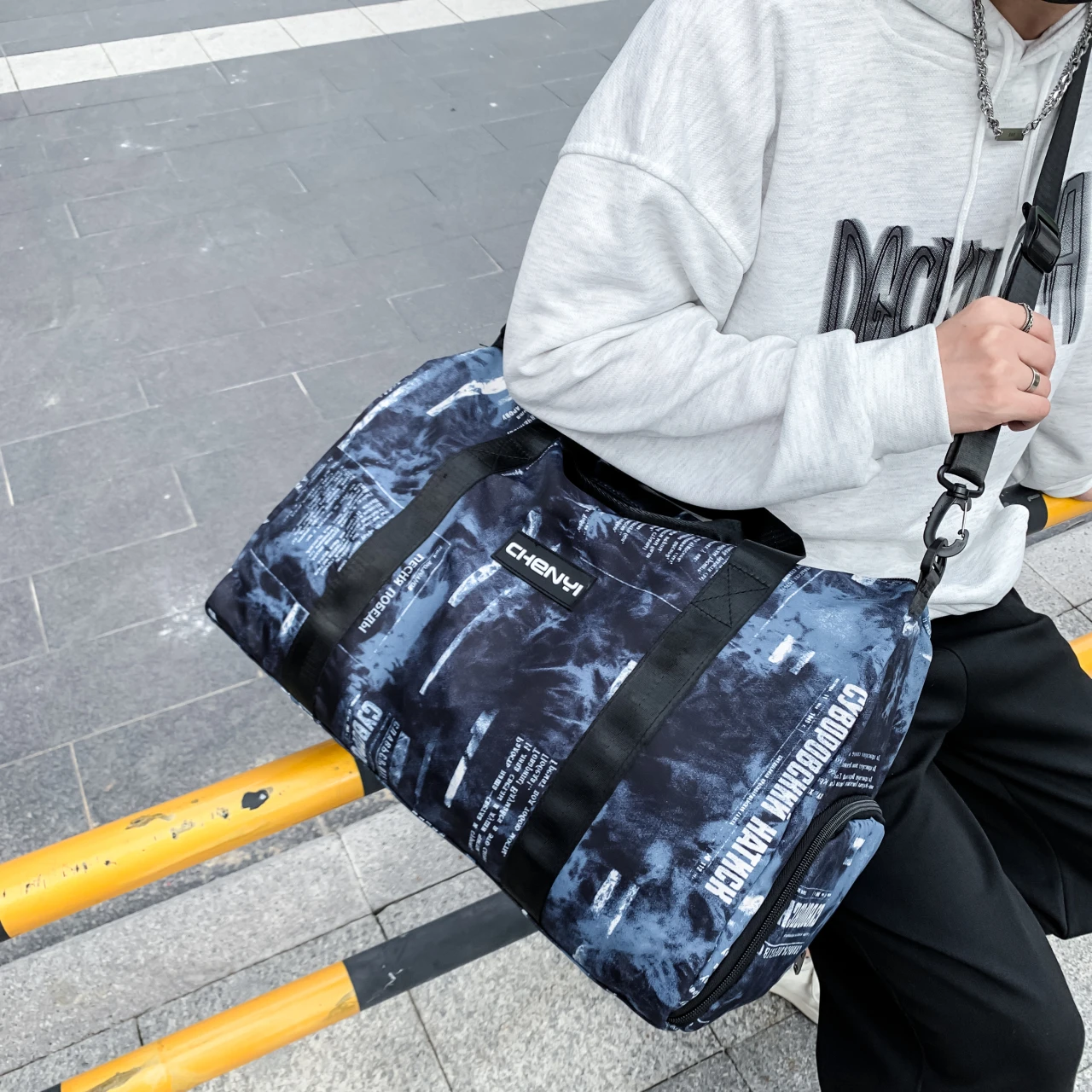YILIAN Travel bag male 2022 new fashionable light short trips stylish portable duffel bag male fitness sports bag