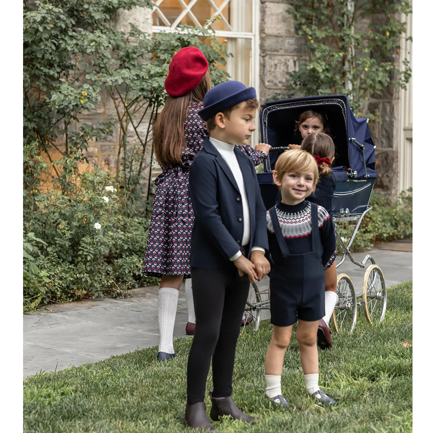 Фото Коллекция AP AW26 Madeline: Платье с цветочным принтом для девочек, свитер с круглым вырезом для мальчиков, семейная одежда для братьев и сестер. №3