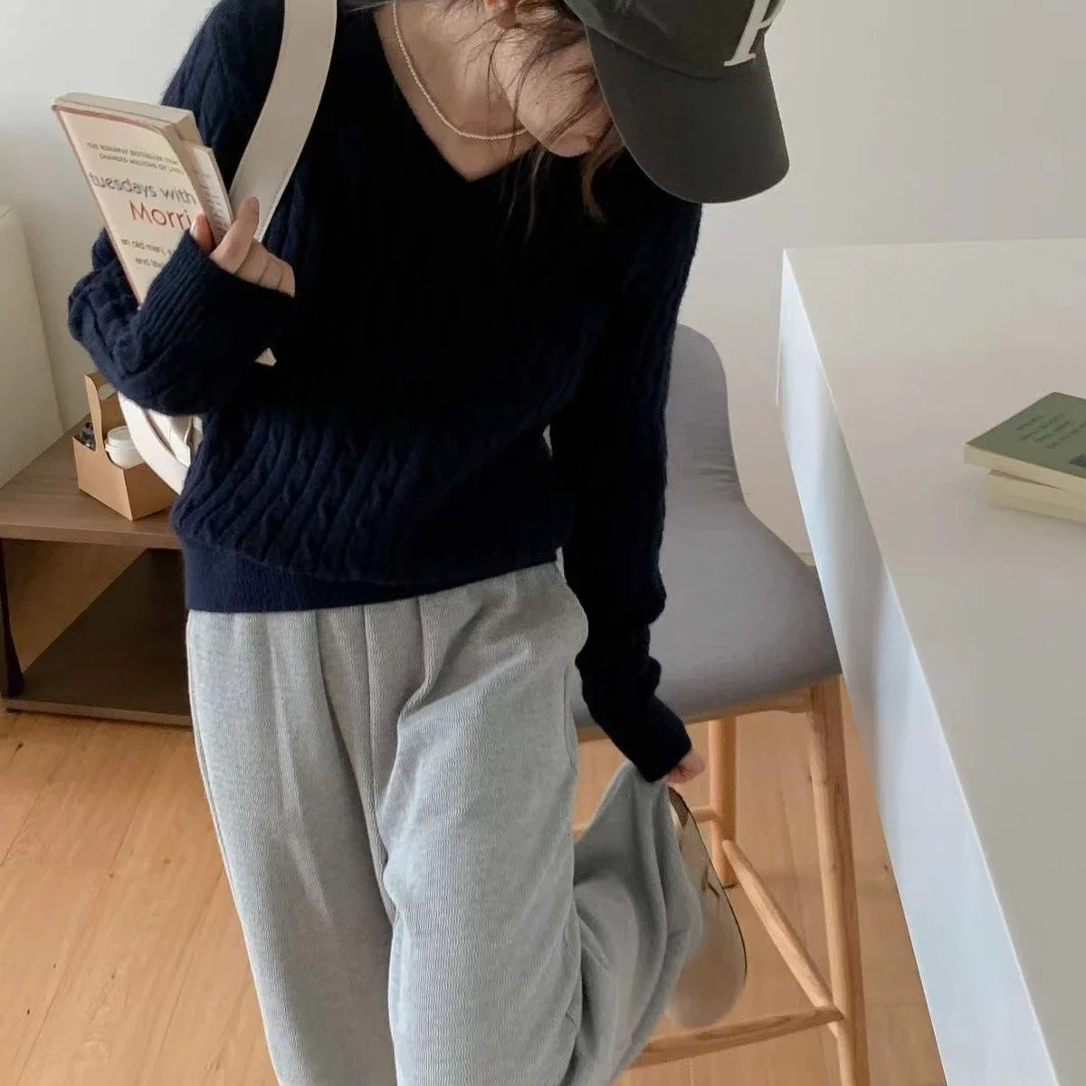 Свитер женский трикотажный с длинным рукавом и V-образным вырезом