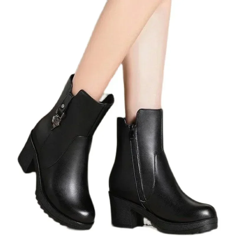 Женские зимние ботинки на толстом плюшевом каблуке цвета в ассортименте