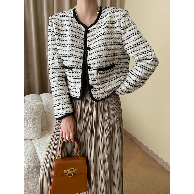 Рисунок 4 - Женское короткое пальто в контрастную полоску