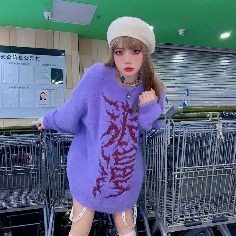 Женский пуловер в японском стиле с надписью и принтом