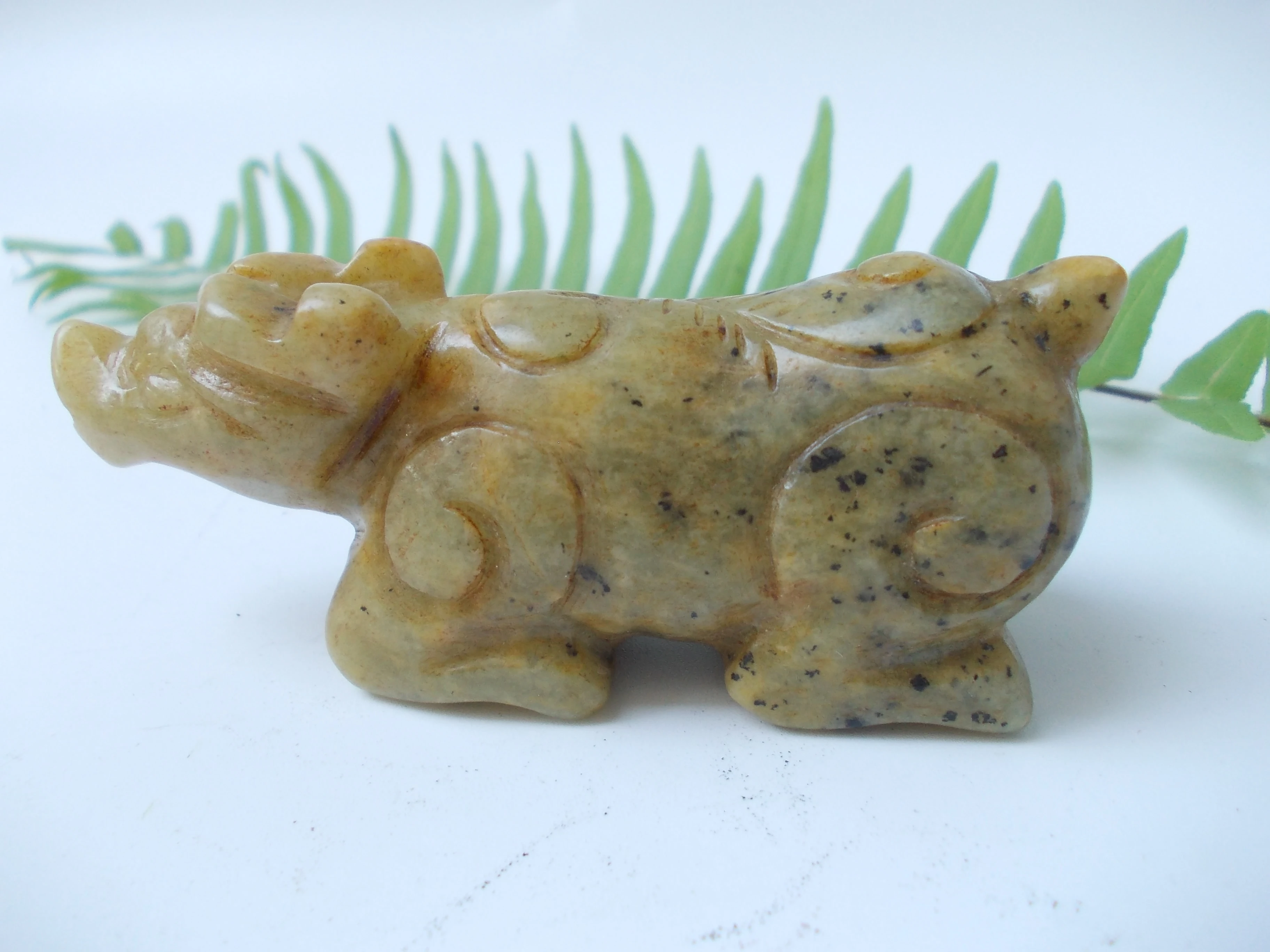 

Коллекция изысканных украшений в виде животных из нефрита