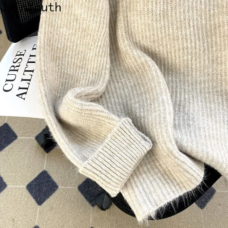 Пуловер женский трикотажный с V-образным вырезом на осень/зиму