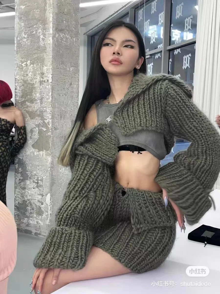 Высококачественный вязаный свитер серого и зеленого цвета с воротником на одно