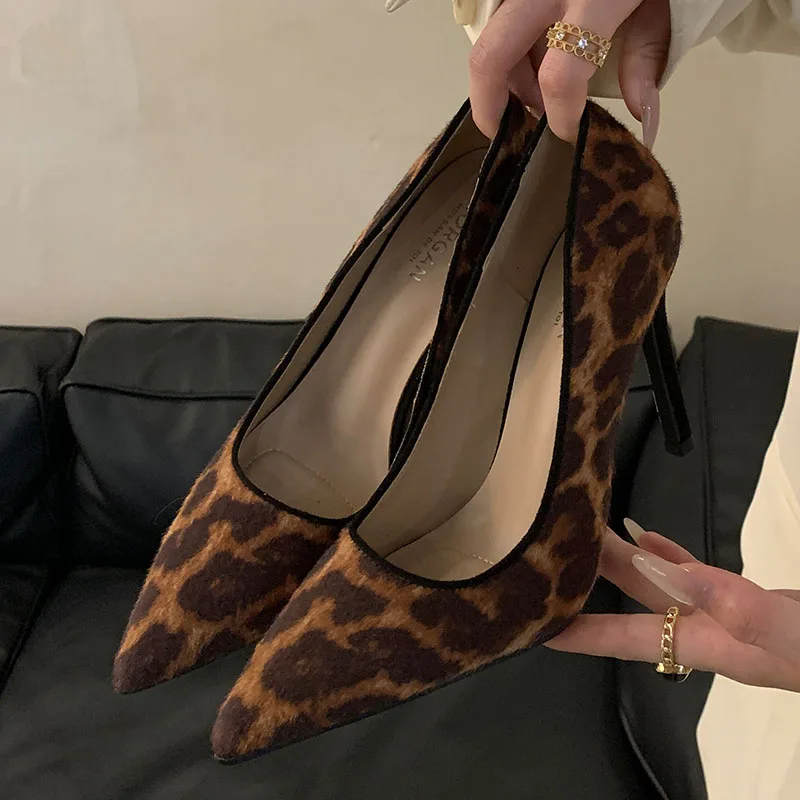 Модные женские туфли на тонком каблуке с леопардовым принтом новинка 2025 года