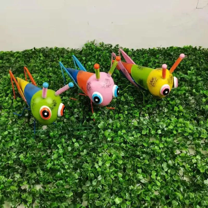 

Metal Grasshopper Figurines Yard Art Garden Statues Praying Mantis Locust Statues Ornaments for Outdoor Patio Lawn Decorations