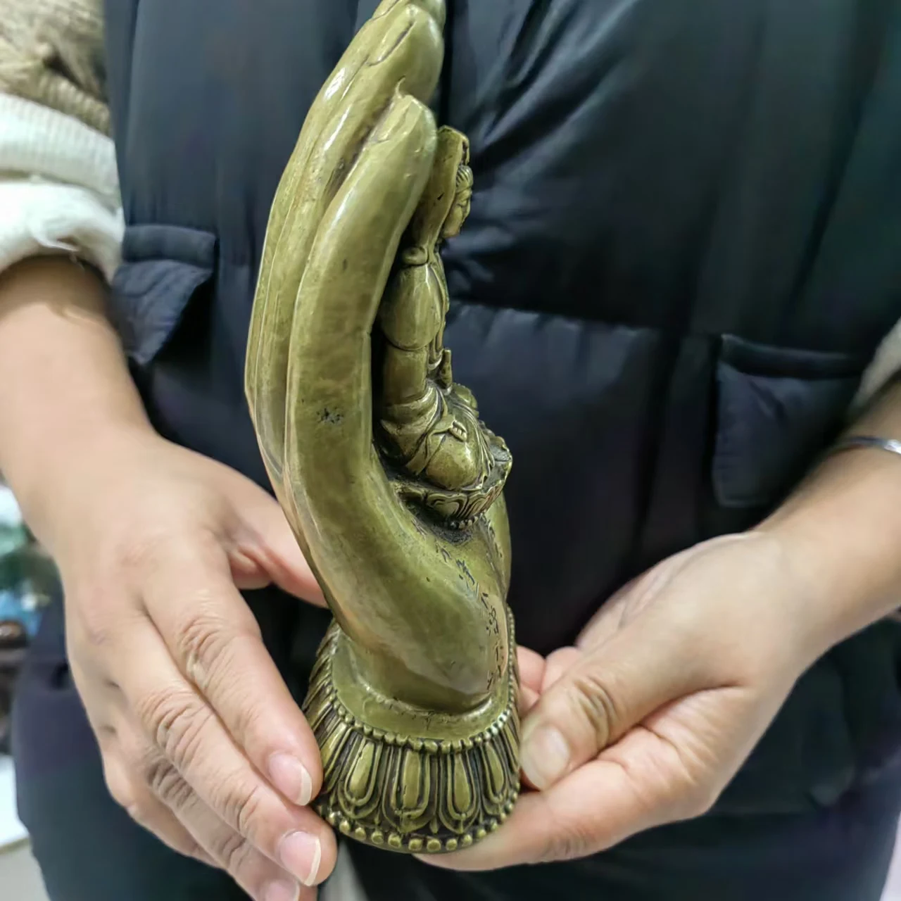 Тибет Медный буддизм Гуань Инь Сидящий в руке старый храм Кван-инь Будда Грязе