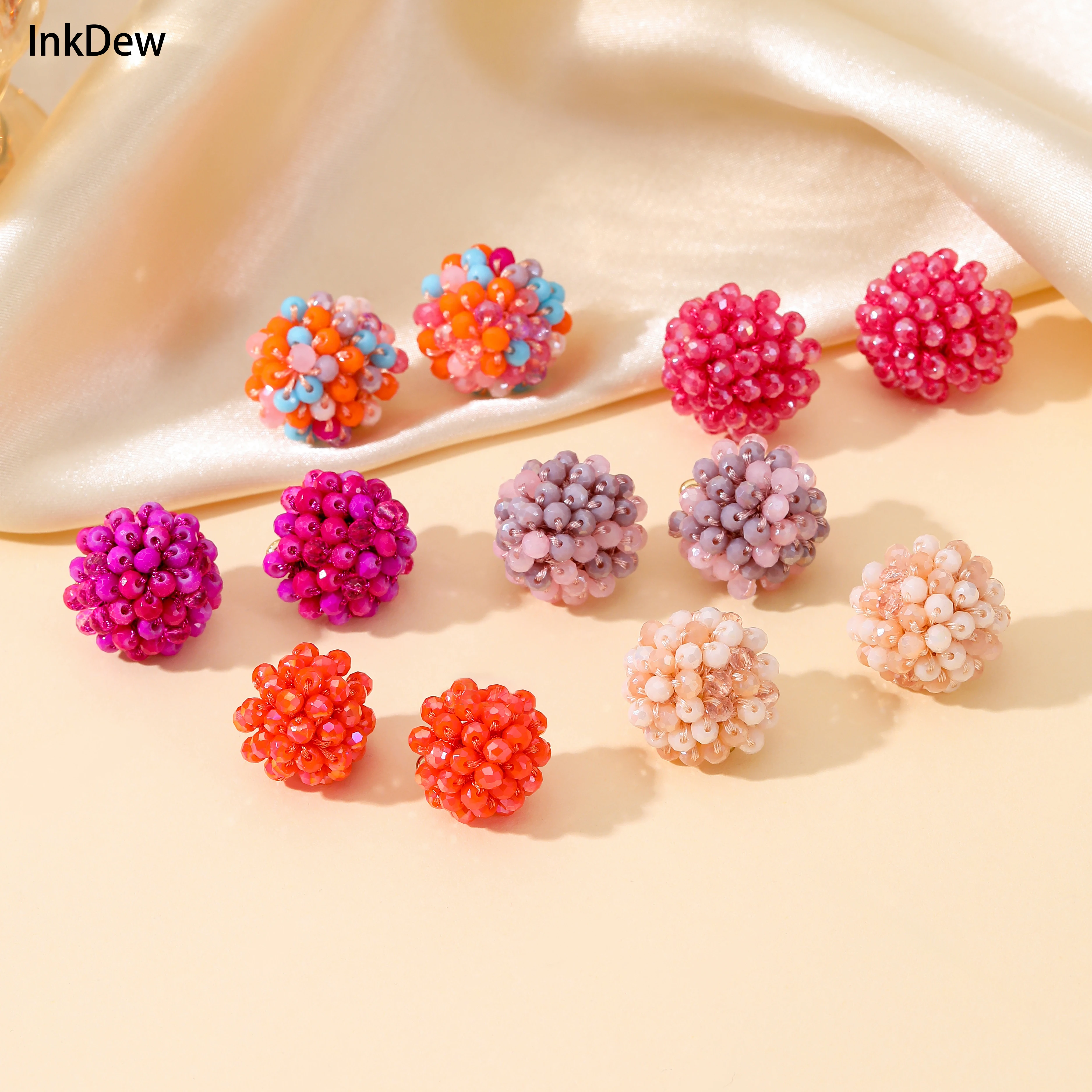 Круглые серьги-гвоздики из бусин INKDEW