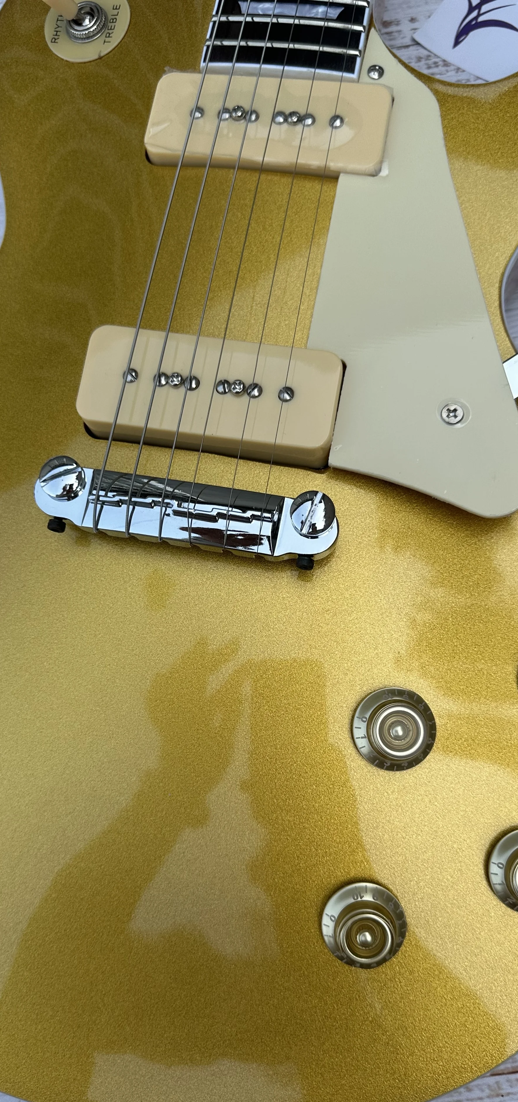 Стандартная электрическая гитара золотистая пикап p90 значок подписи фотовспышка