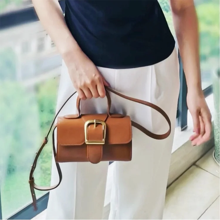 

2023 Новая женская маленькая сумка из натуральной кожи высокого качества, модная сумка через плечо тофу, докторская сумка на одно плечо