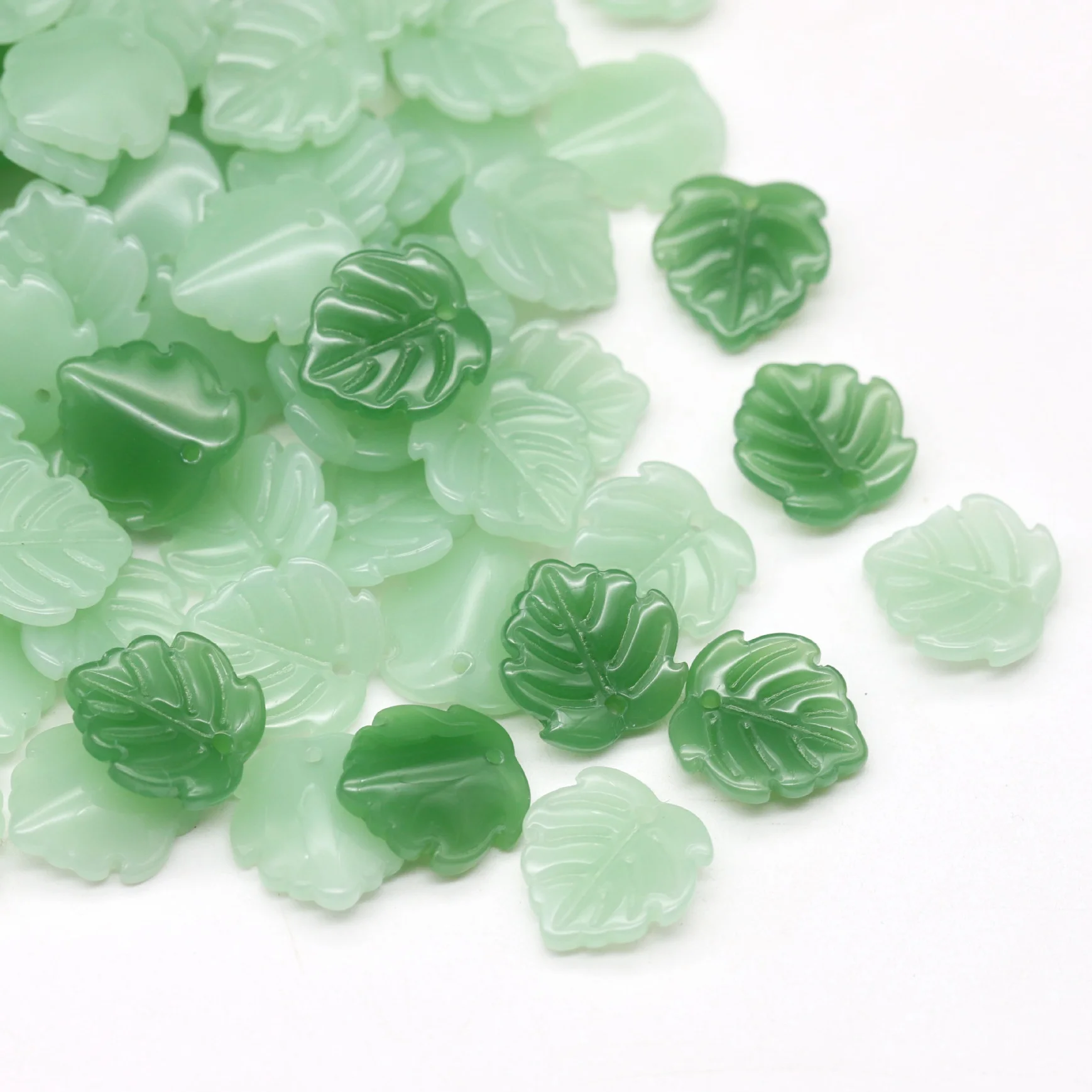 10pcs 14x15mm Green Leaf Shape Handmade Lampwork Glass Petal Pendants Loose Beads for Jewelry Making DIY Crafts Findings