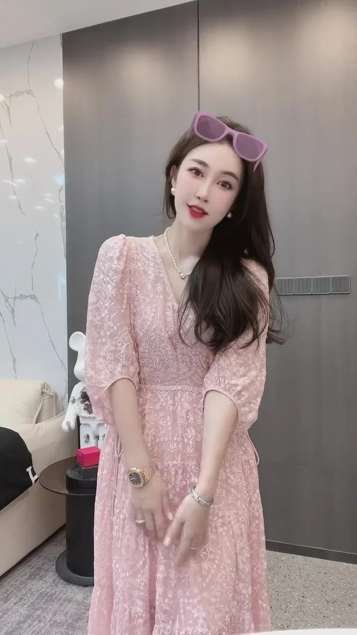 Шифоновое платье с коротким рукавом V-образным вырезом и поясом