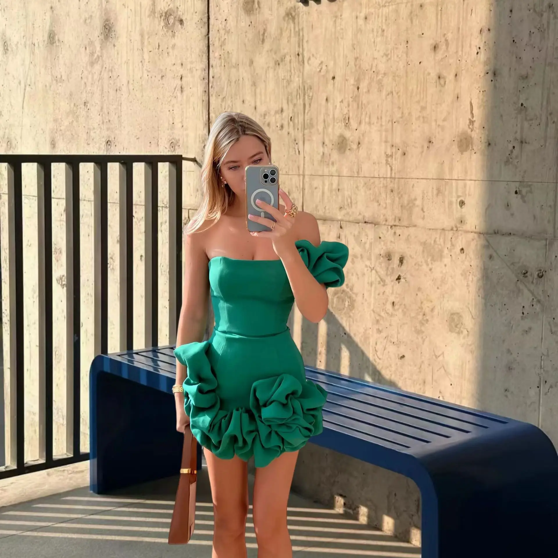 Платье с гофрированными краями и цветочными бутонами платье поясом на одно плечо