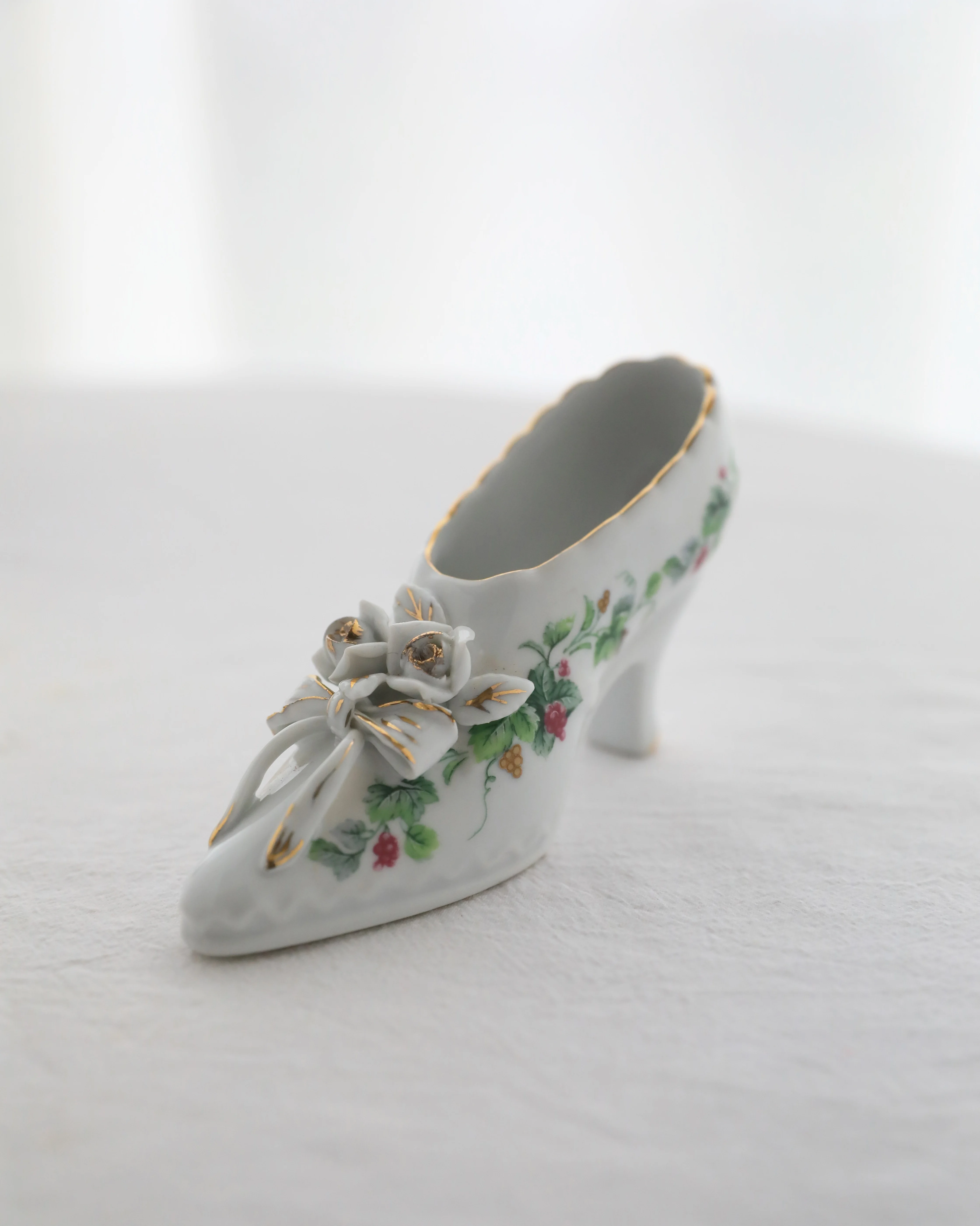 

Western Ocean Hand Pinch Flower Gold Outline Ceramics High Heels Ornaments