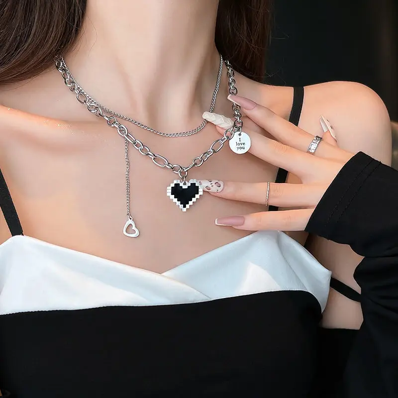 Collar con colgante de corazón de píxel negro para mujer, cadena de doble capa coreana, collar de corazón hueco, joyería de fiesta 2022