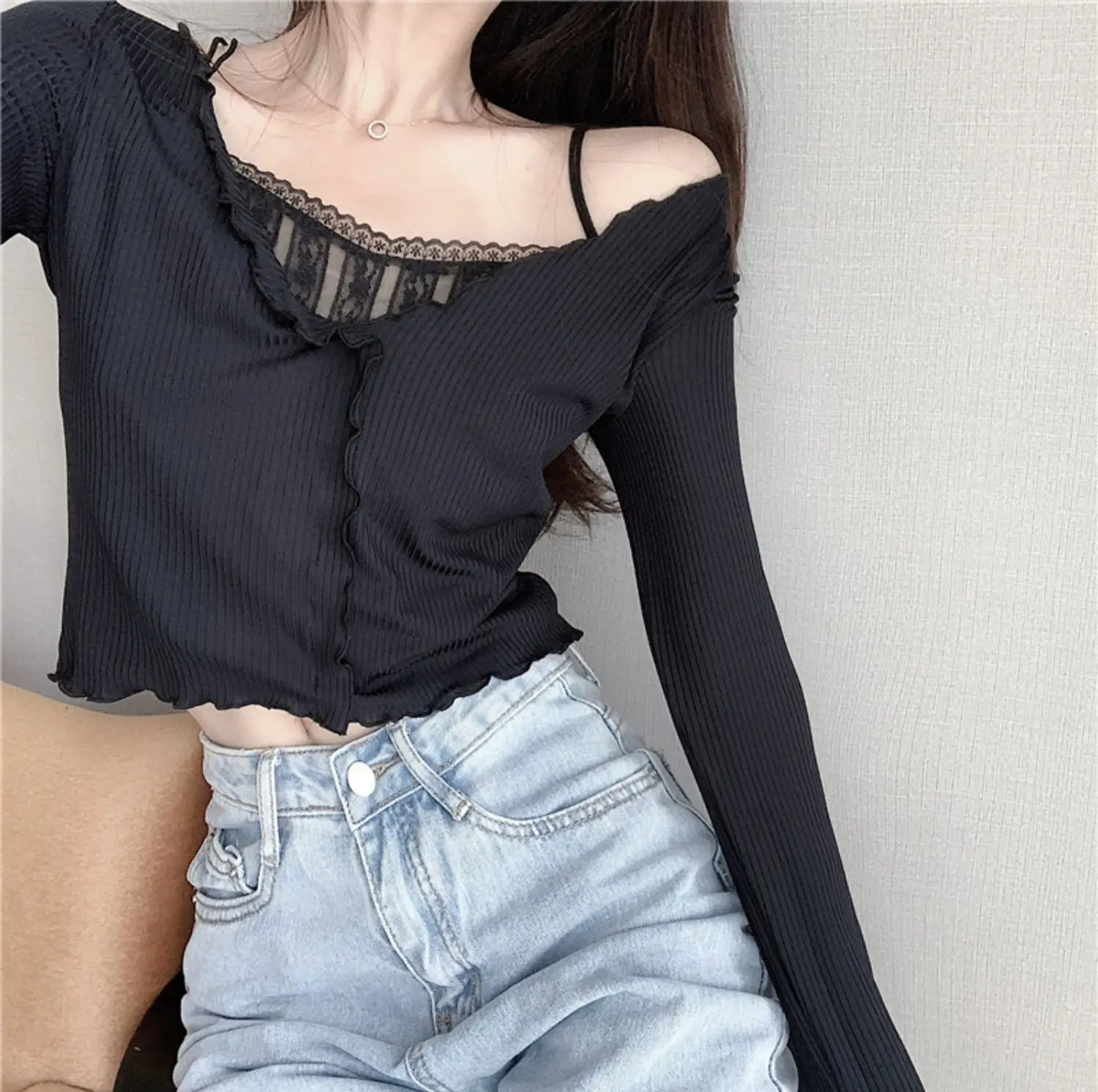 

Women's Autumn Splicing Sexy Off Shoulder Bottoming T-shirts White Lace Fake Two Piece Elegant Suspender Short Tops Long Sleeve