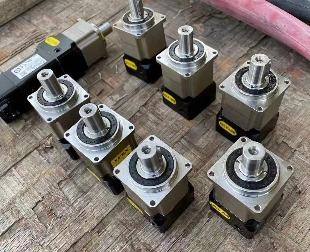 

APEX AB/F042-S2-P2 Elite, планетарный редуктор 100 Вт, редуктор 10:1, входной вал 8 мм, расстояние отверстия 33*33 мм