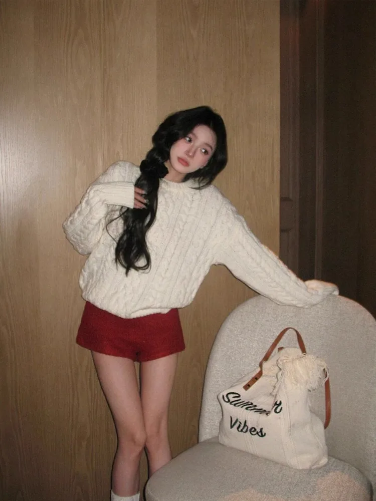 Белый свитер с закруткой женский осенне-зимний утолщенный дизайн круглым