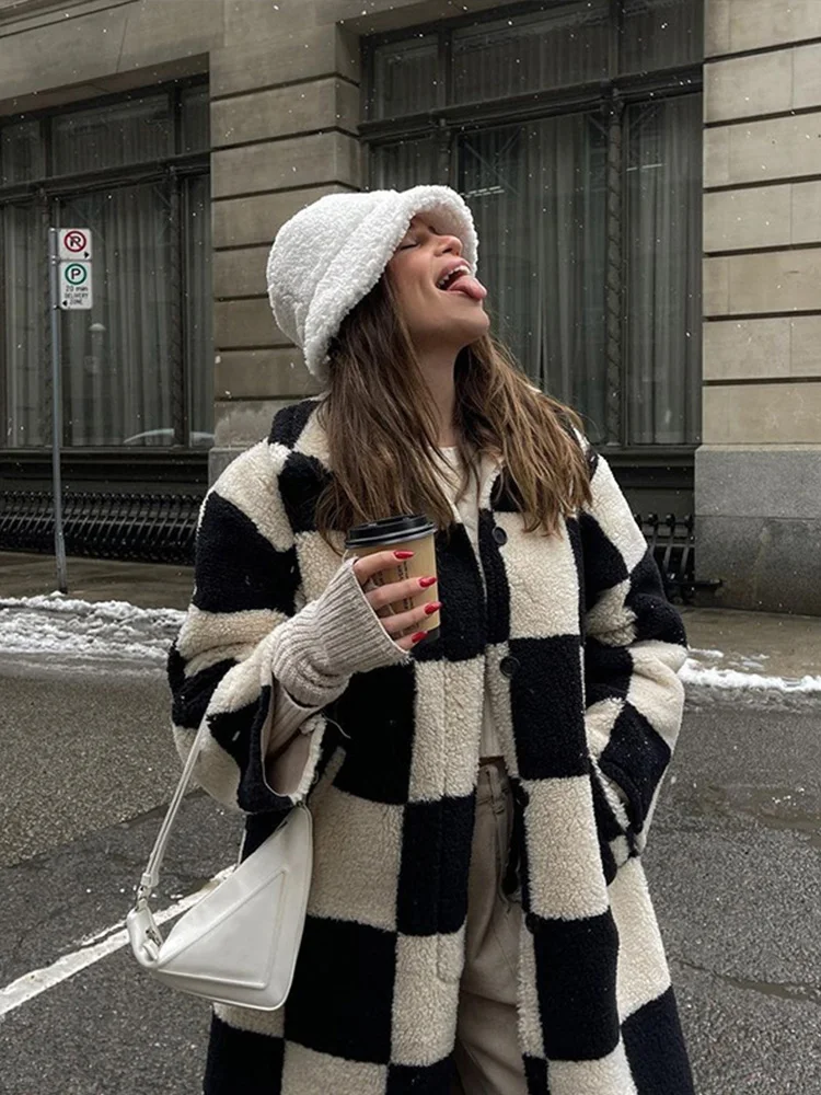 Плюшевое черное клетчатое длинное пальто женское винтажное однобортное с