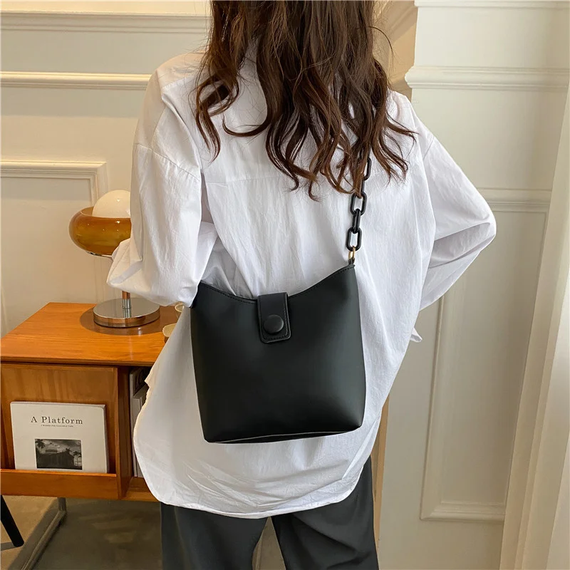 Simple Korean fashion bucket bag chain single shoulder bag women's 2022 new women's bag leisure foreign style messenger bag