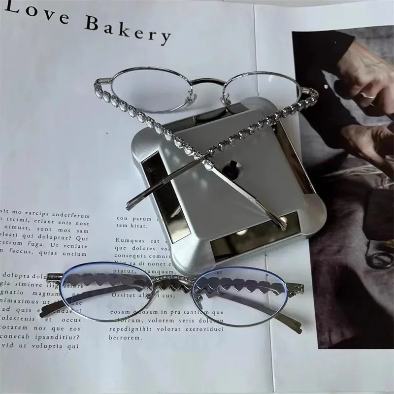 Очки солнцезащитные унисекс в металлической овальной оправе