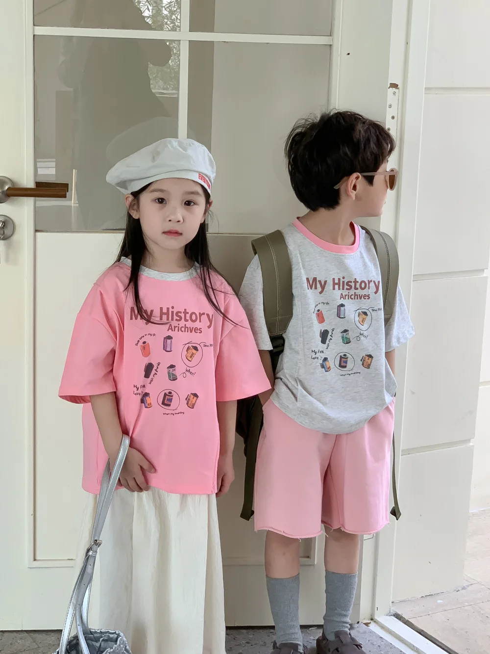 

Детские футболки 2023, летняя Корейская футболка для маленьких мальчиков и девочек, модные детские футболки с буквенным принтом и коротким рукавом, свободные повседневные топы