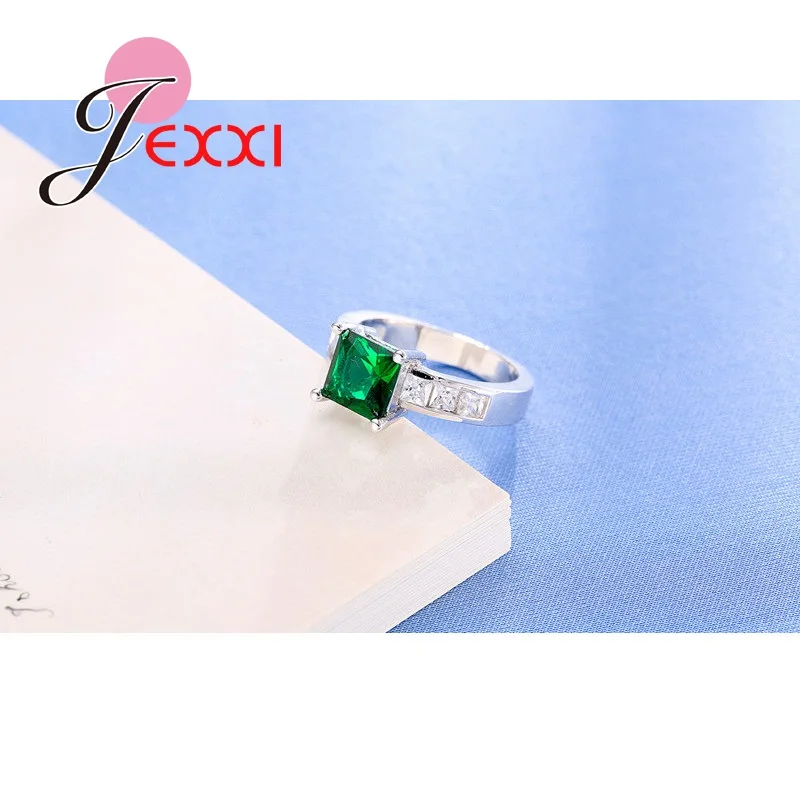 Весенне-зеленое кольцо с квадратным кристаллом и камнем классическое серебряное