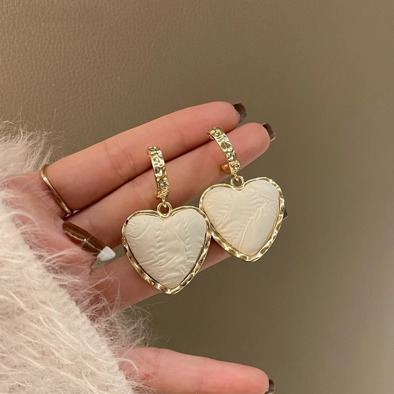 

Heart-shaped Circle Piercing Earrings Jewelry for Women Fashion Simple Cute Sweet Heart Buckle Hoop Earrings Gifts 4908