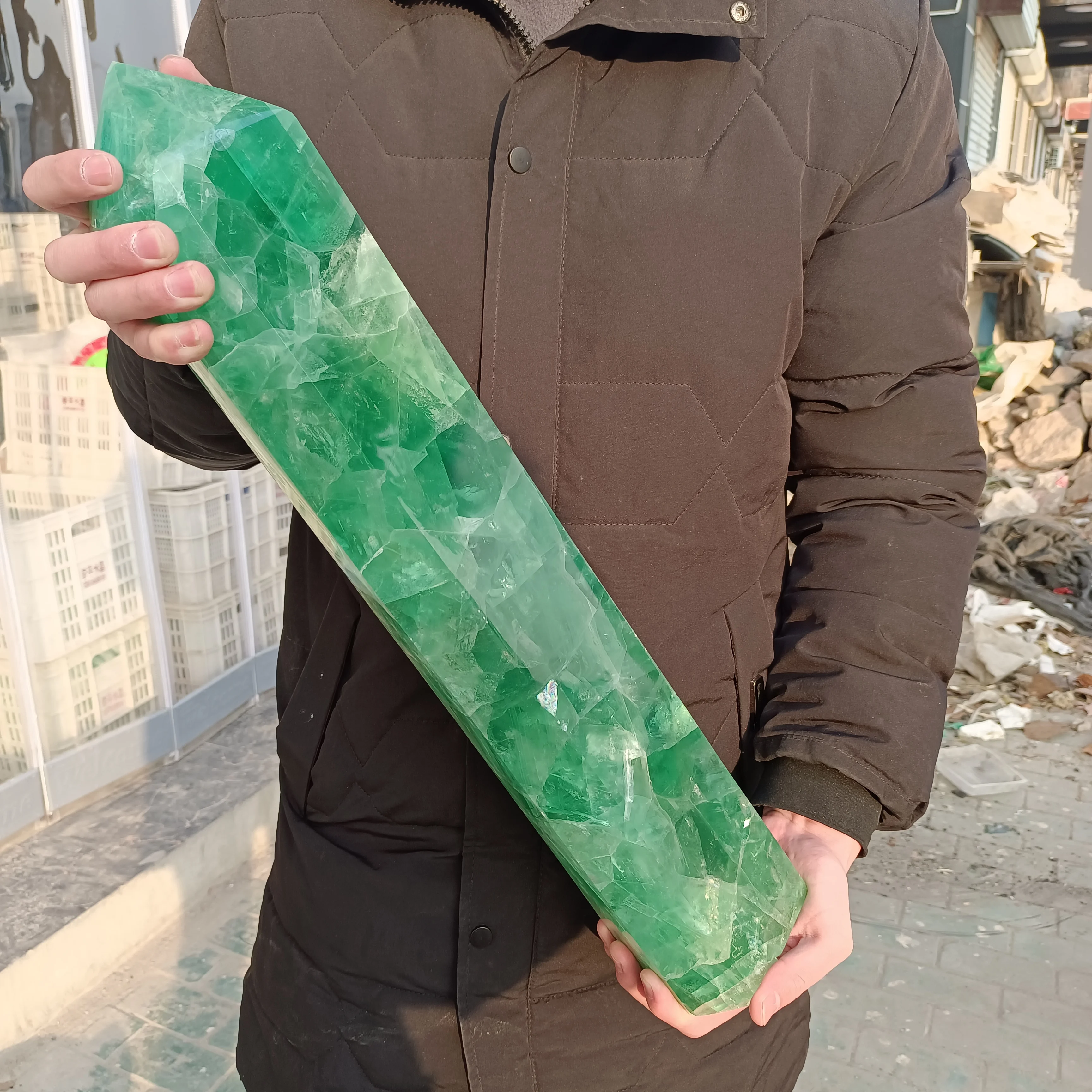 Большая зеленая башня флюорита естественный кристалл