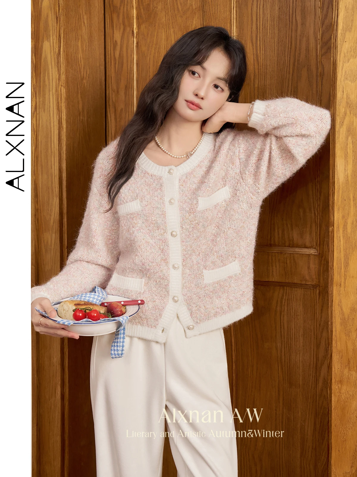 Женский вязаный кардиган с круглым вырезом и жемчужными пуговицами