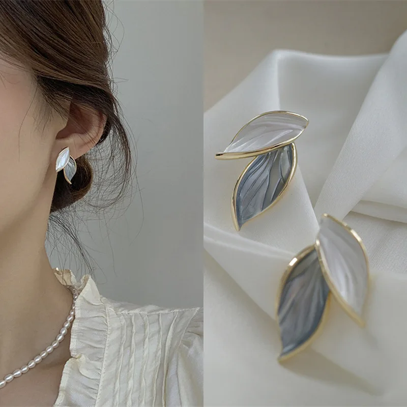 

Nieuwe Koreaanse Aankomst Metalen Trendy Verse Mooie Zoete Grey Leaf Stud Oorbellen Voor Vrouwen Mode-sieraden Stud Earrings
