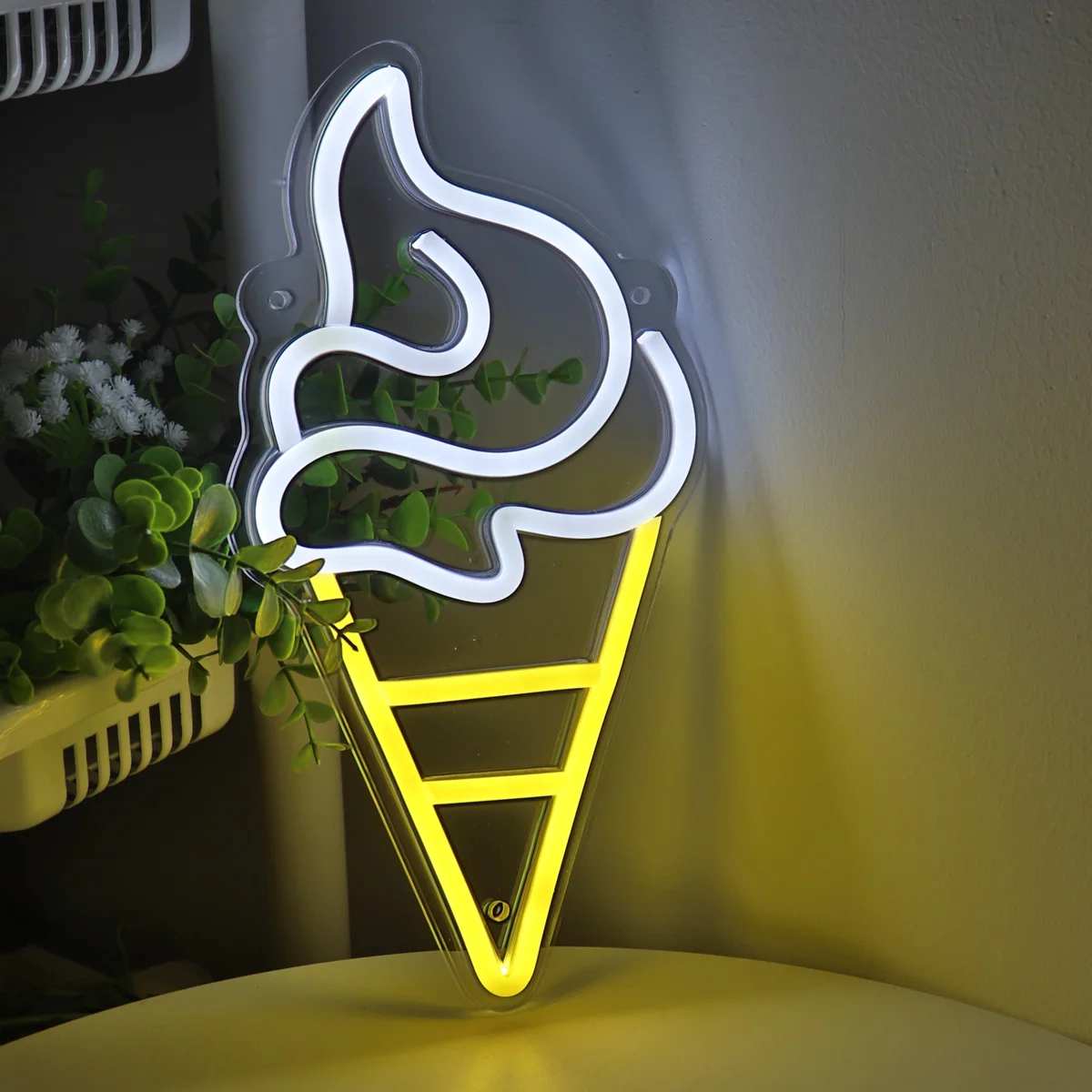 Рисунок 3 - настенная неоновая вывеска для мороженого