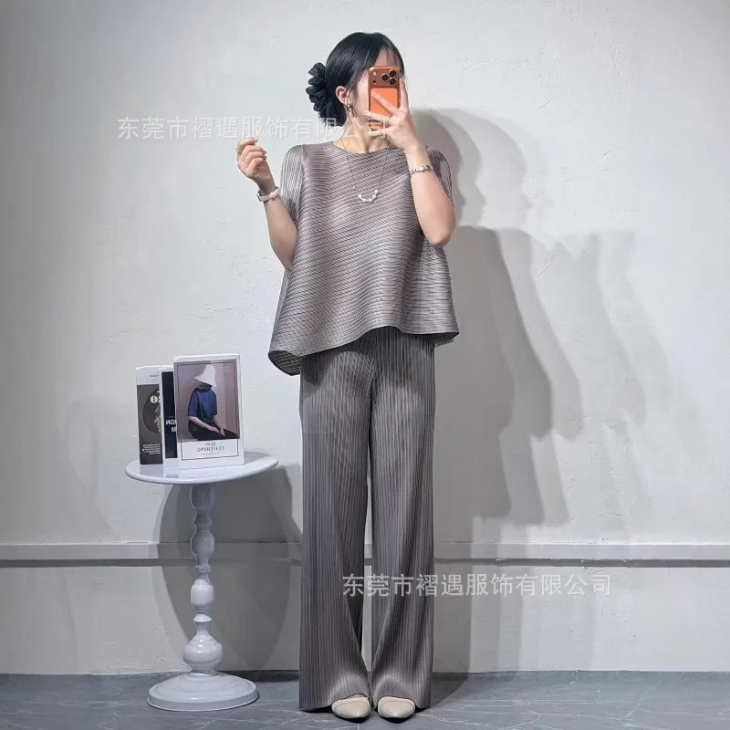 Фото Плиссированный костюм Miyake: базовый комплект весна-лето 2026, новая коллекция, элегантный однотонный плиссированный топ с асимметричным краем и складками №2