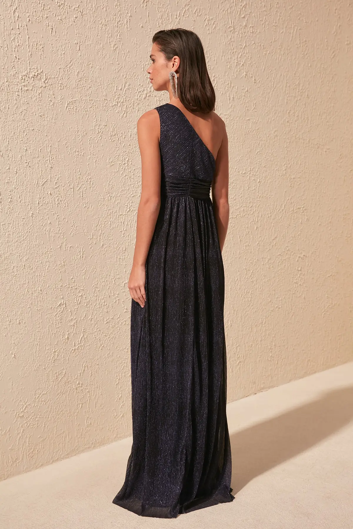 

Trendyol Low-Cut Detailed Evening & Prom Gown TPRSS20AE0038