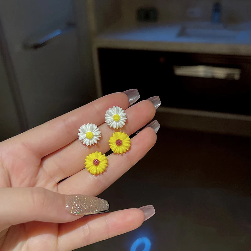 

Acrylic Daisy Stud Earrings For Women 2022 Trend Korean Fashion White Yellow Flower Earrings Aesthetic Jewelry pendientes mujer