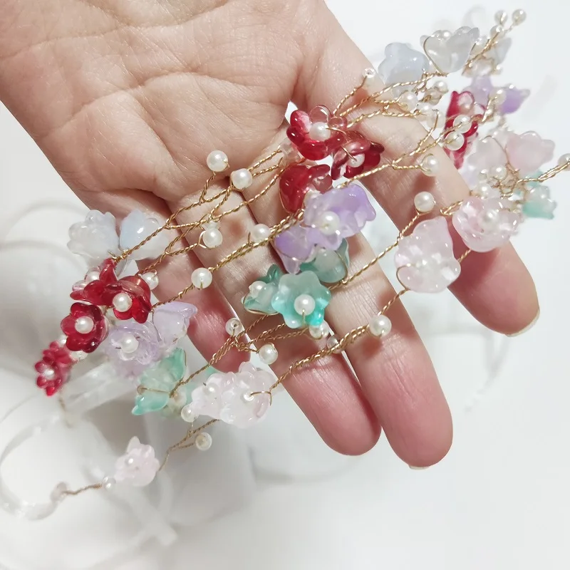 Очаровательный женский головной убор невесты с зелеными цветами расшитый