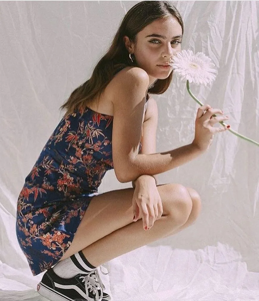 

Женское атласное мини-платье без бретелек с цветочным принтом