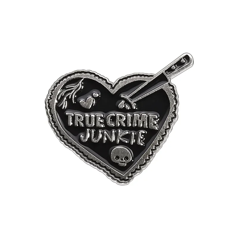 True Crime Junkie Skull Heart Эмалированные булавки на заказ Черный панк-нож Пирсинг Сердце