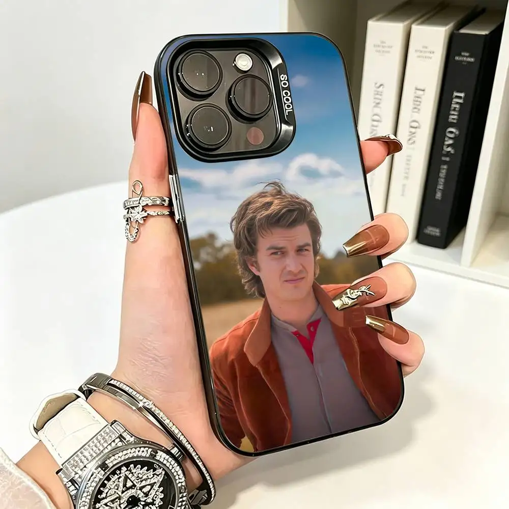 Фото Чехол-бампер Actor S-Steve Harrington из цветного силикона серебристого цвета для iPhone 17, 16, 15, 14, 13, 12, 11 Pro Max, XS, 17 Air №3